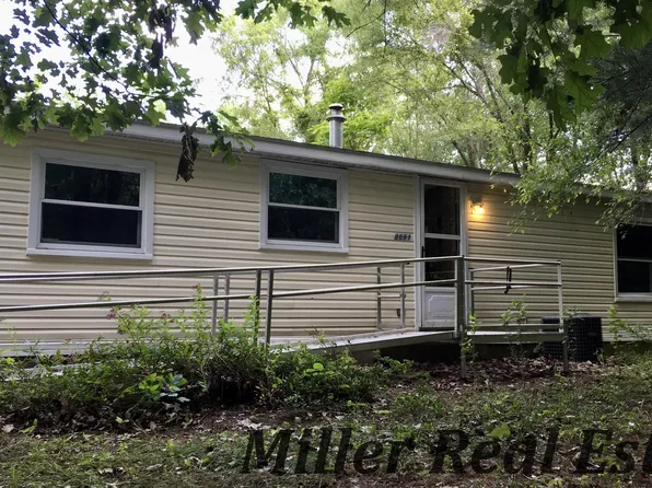 8691 Chain O Lakes Dr, Delton, MI 49046