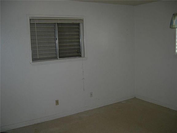 4th image of 1002 Weaver St #38