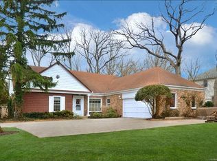 376 E Old Elm Rd, Lake Forest, IL 60045