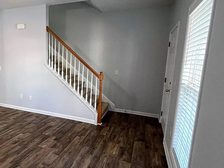 313 Castleburg Ln — Photo 5