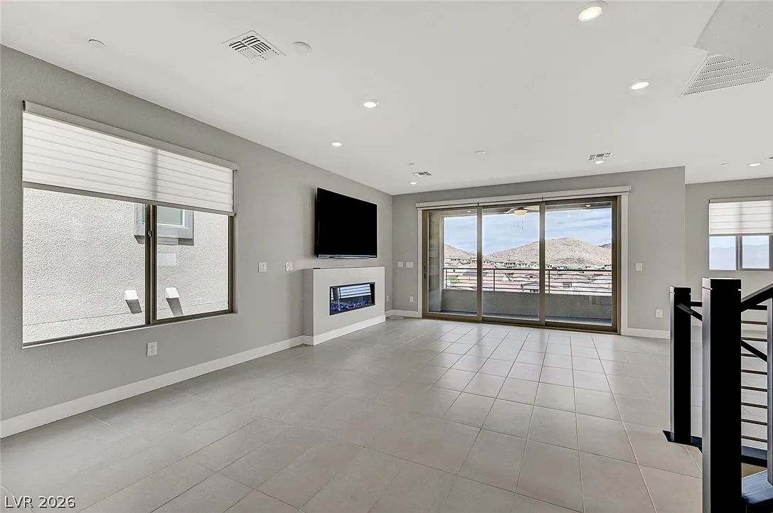 3 bed, 2.5 bath, 2387 sqft, $3,295 — Photo 3