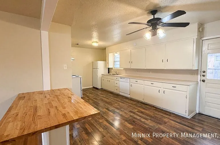 2113 S Loop 289 #B — Photo 3