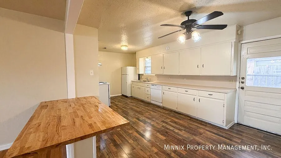 Building Photo - 2113 S Loop 289 #B
