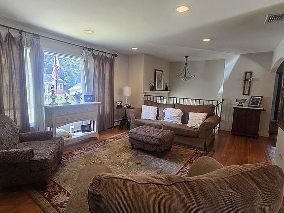3rd image of 103 Cayuga Ave