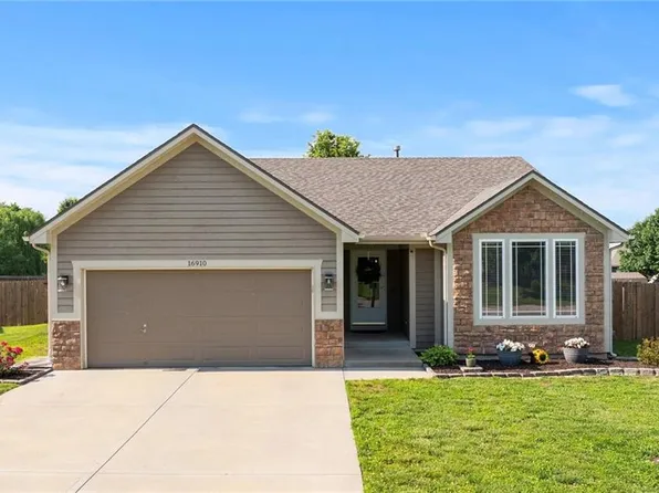 16910 Juniper Dr, Basehor, KS 66007
