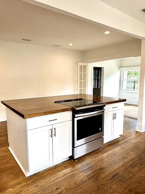 2 bed, 1161 sqft, $1,950 — Photo 3