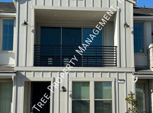577 N Helm Ln, Clovis, CA 93611
