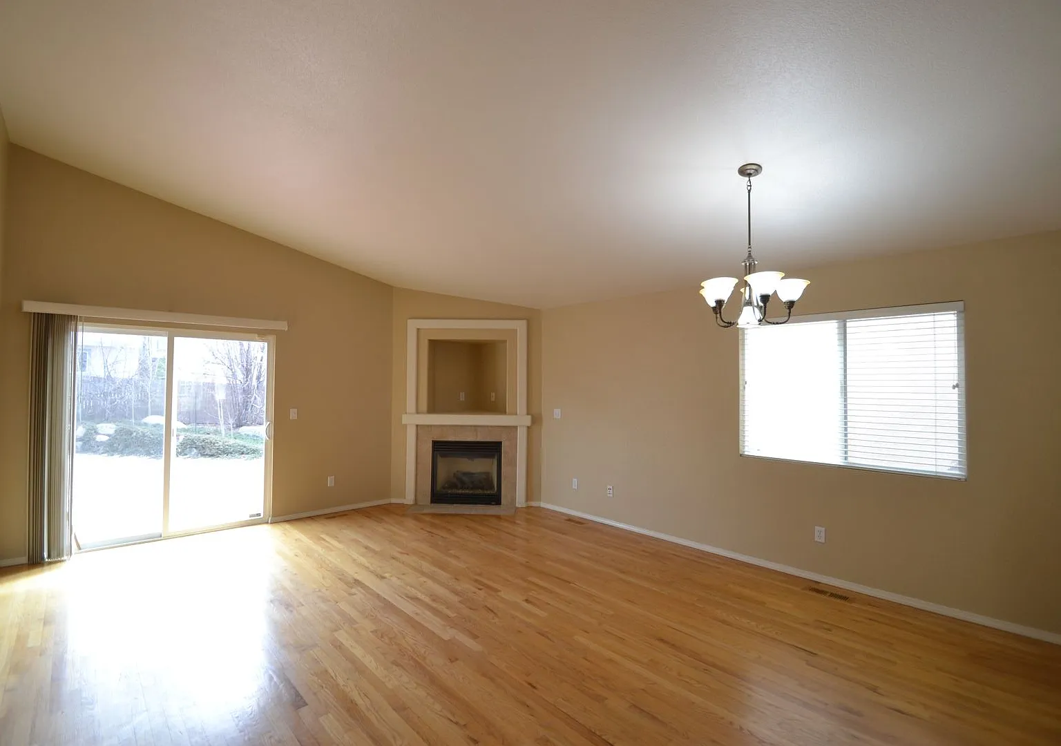 4 Bedroom Ranch Style Home with A/C — Photo 3