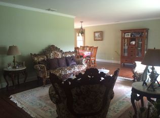 2 Berry Ln, Glen Cove, NY 11542