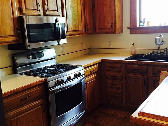 2nd image of 121 Pearl St