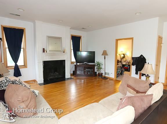 3rd image of 3513 N Ravenswood Ave #3F