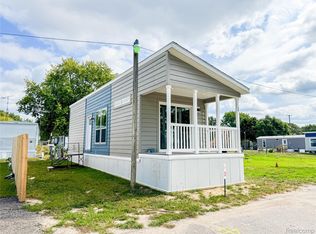 24 Sunset Ln, Fenton, MI 48430