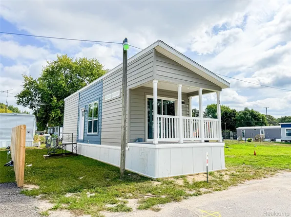 24 Sunset Ln, Fenton, MI 48430