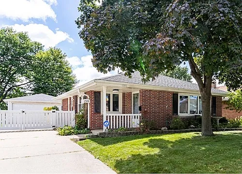 1501 W Foster Ave Photo 1