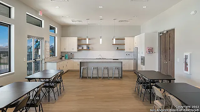 3 bed, 1434 sqft, $1,749 — Photo 2