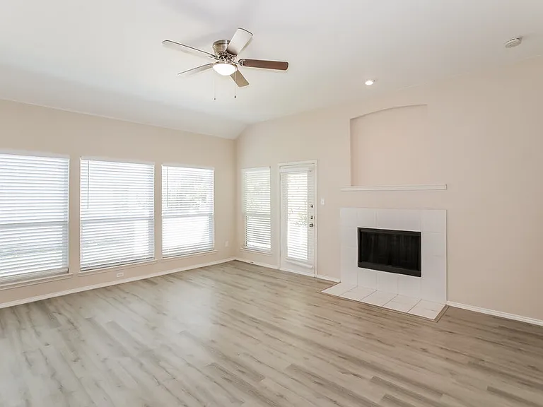 240 Creekview Dr — Photo 4