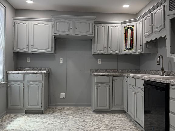 4th image of 303 Olive St