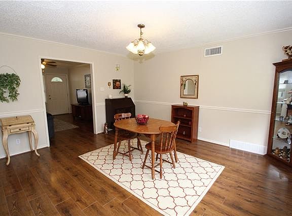 4th image of 827 Loganwood Ave