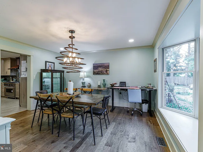1135 Romsey Dr — Photo 11
