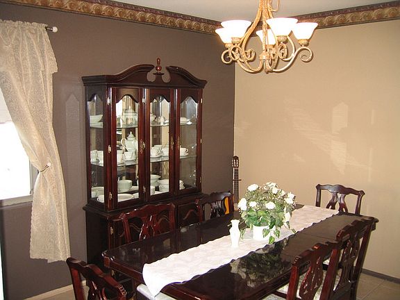Formal Dining Room : 2 windows