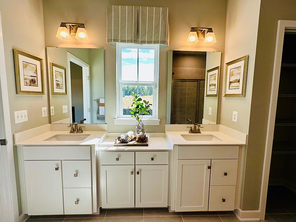 Main (1st) Floor Master Bathroom