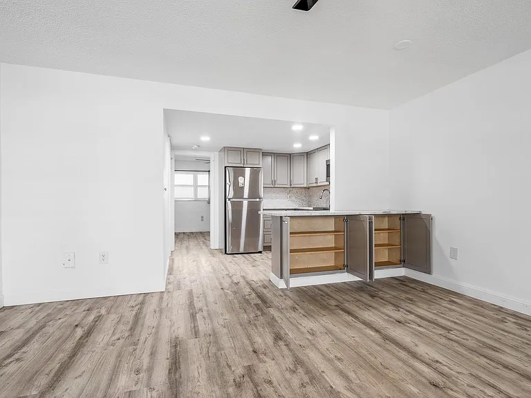1110 N Riverside Dr #20 — Photo 29