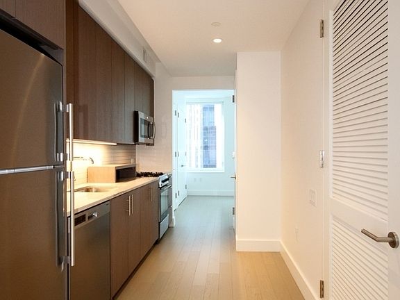 3rd image of 86 Fleet Pl APT 6L