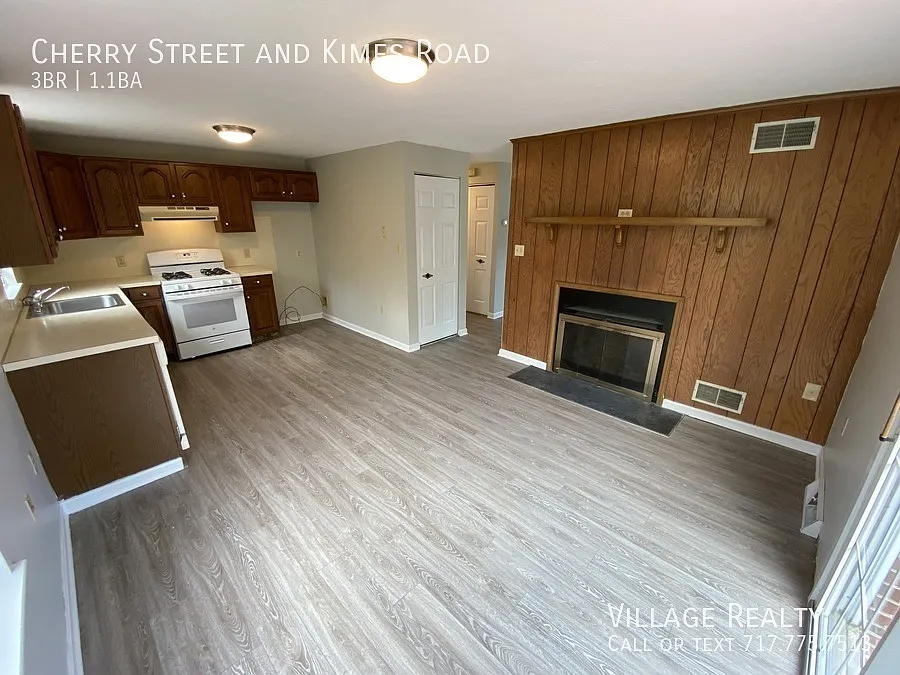 3-bed Duplex in D-town School District! Large garage & close to 83! — Photo 3