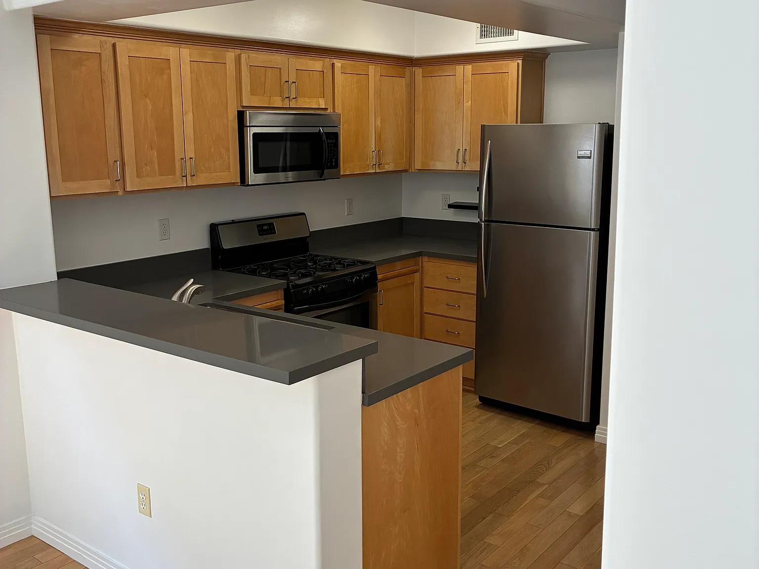 2 bed, 2.5 bath, 950 sqft, $2,750 — Photo 4