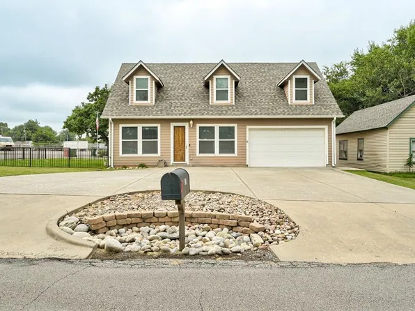 210 N 4th St, Yukon, OK 73099