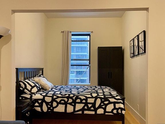 4th image of 201 W 95th St #307