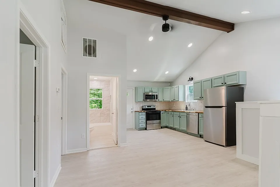 3 bed, 1253 sqft, $2,300 — Photo 3