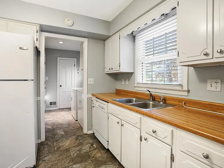 9803 Lakewood Dr W — Photo 27