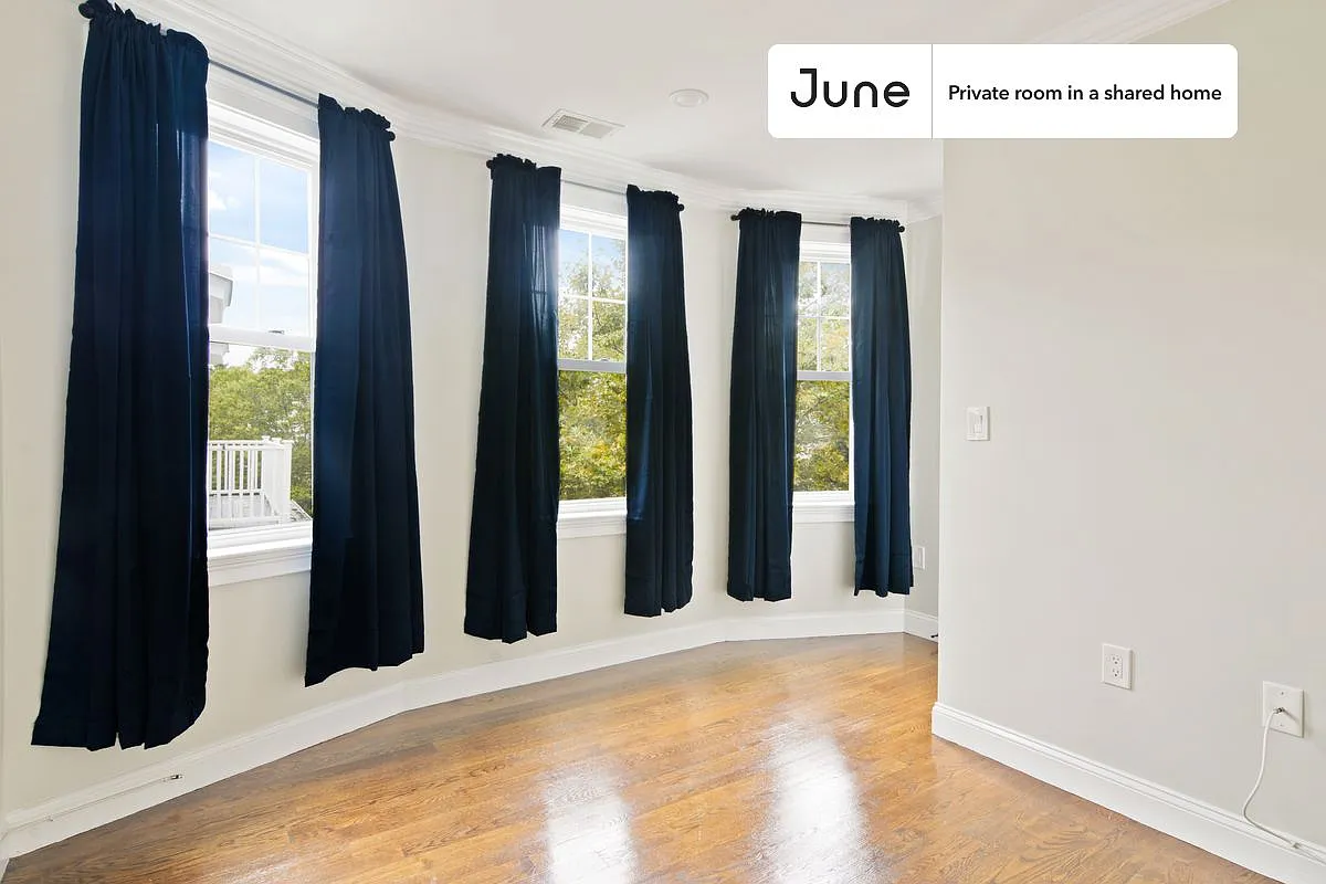 Queen bedroom in 5 bed/1.5 bath home in Brighton #571 B — Photo 4