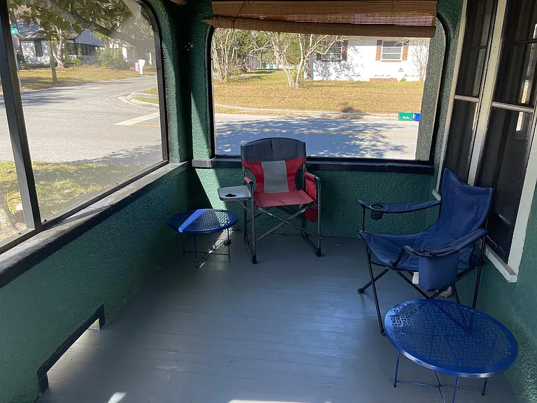 Screened in front porch.