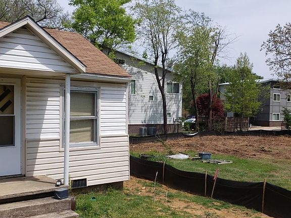2nd image of 1020 W Holly St