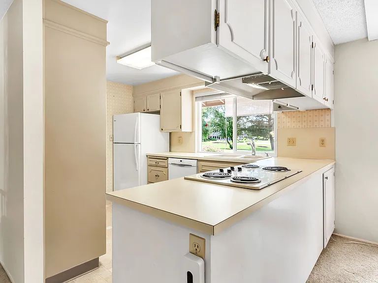 1922 Springhill Dr NW — Photo 9