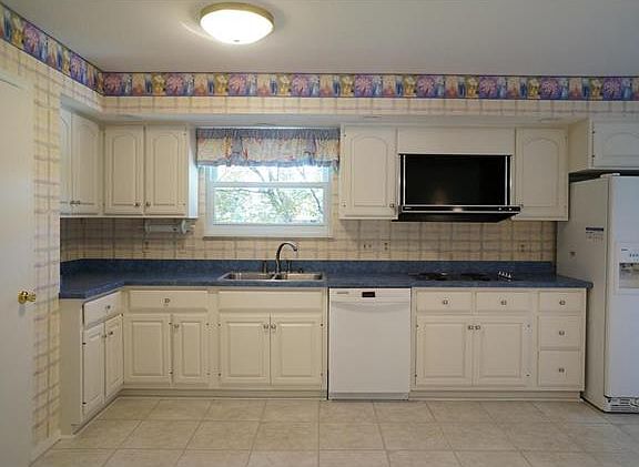 3rd image of 3730 Three Oaks Ct