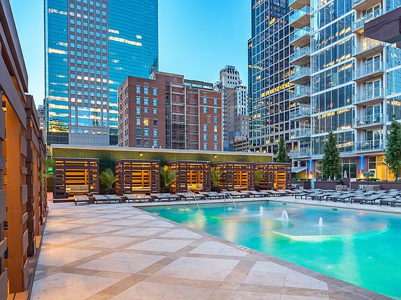 Rooftop Resort Style pool at One Light Luxury Apartments in Kansas City