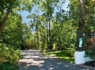 55 Red Spring Ln, Glen Cove, NY 11542