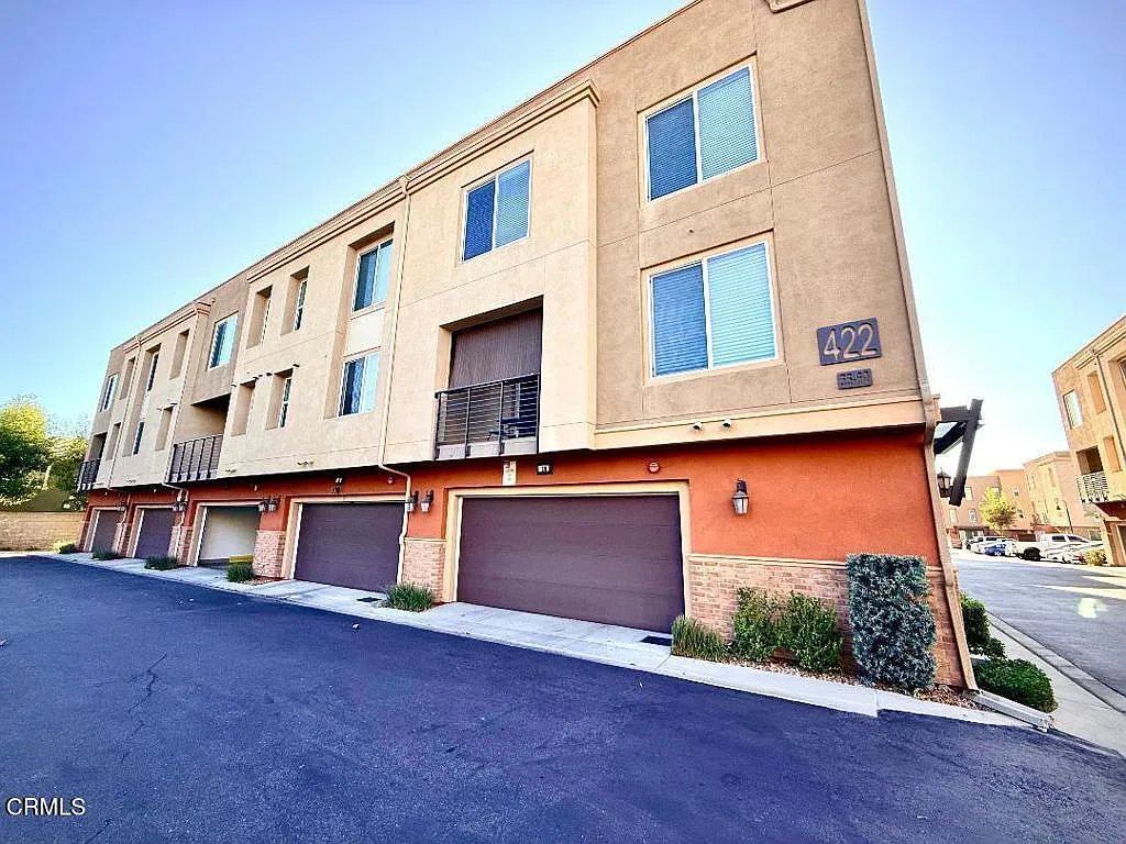 3 bed, 2.5 bath, 1620 sqft, $3,200 — Photo 2