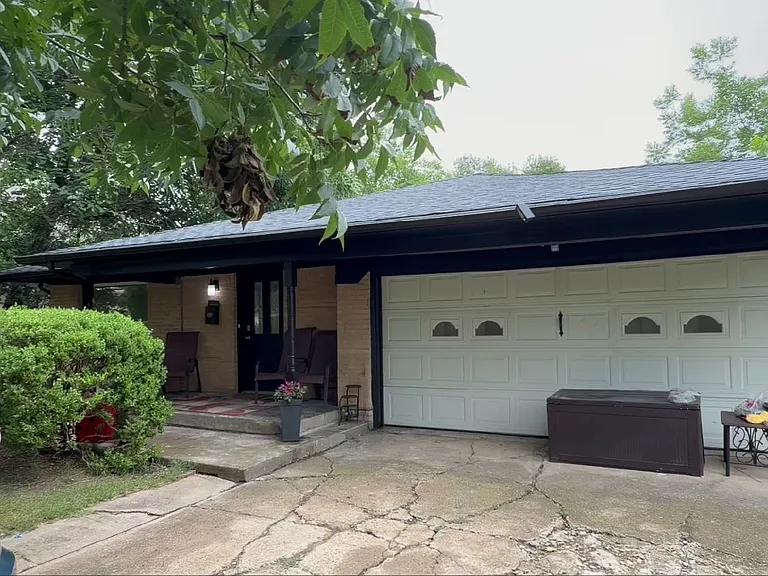 809 Burleson St — Photo 1
