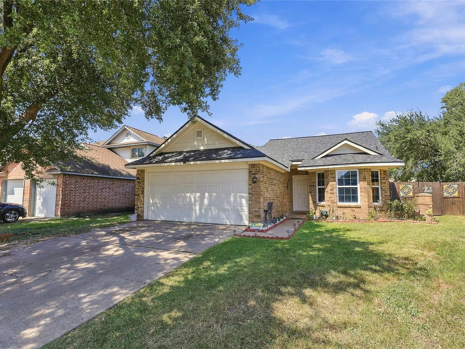 3 bed, 2.0 bath, 1211 sqft, $2,100 — Photo 3
