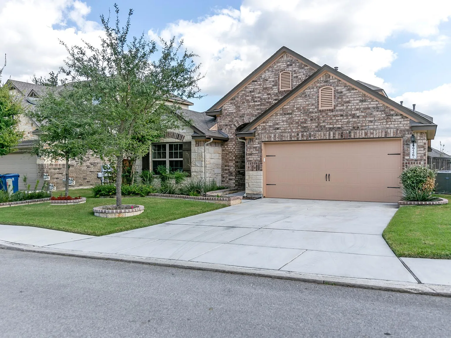 3 bed, 2138 sqft, $3,000 — Photo 2