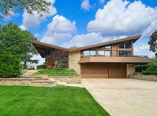 39 Fawn Ct, Burr Ridge, IL 60527