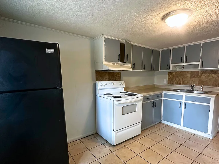501 W Gordon St — Photo 14