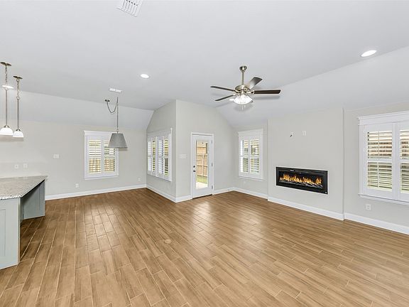 5th image of 933 E 5th St