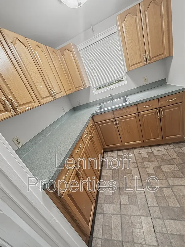 Building Photo - 130 S Elm St #2