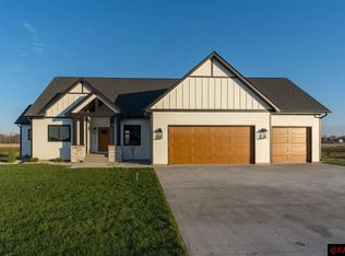 2136 Deerwood Dr, Mankato, MN 56003
