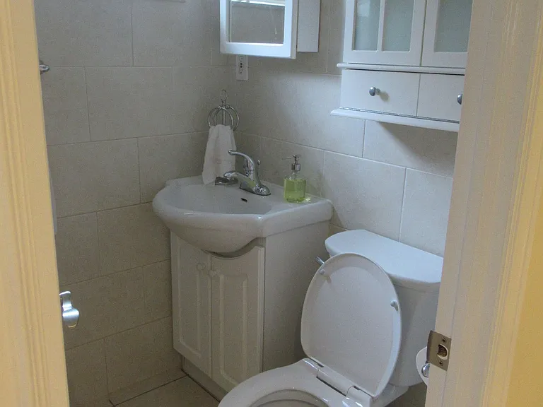 44 Winston Park Blvd #BASEMENT — Photo 11